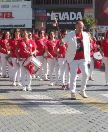 Balıkesir’de 101.yılda 101 kişi zeybek oynadı