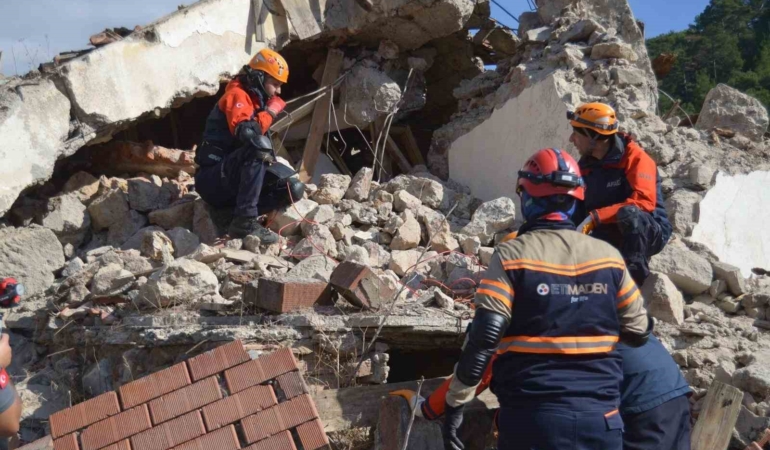 Balıkesir’de enkazda arama kurtarma tatbikatı gerçeğini aratmadı