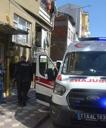 Balkonda çamaşır asarken komşusunun cesedini gördü