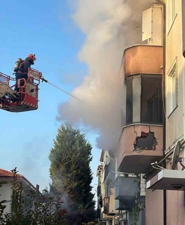 Balkonda patlayan piknik tüpü yangına sebep oldu