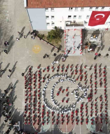 Bandırma’da öğrenciler "Ay Yıldız " kareografisi oluşturdu