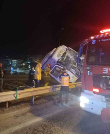 Bandırma’da yoldan çıkan kamyon tabelaya çarptı: 1 yaralı