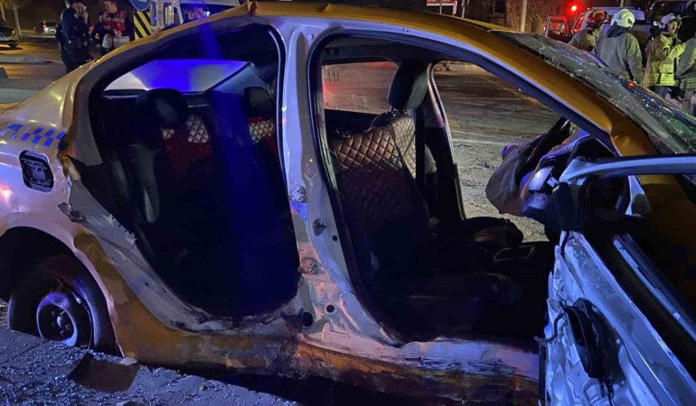 Başakşehir’de kırmızı ışık ihlali yapan taksi otomobille çarpıştı: 10 yaralı