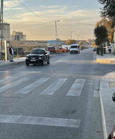 Başakşehir’de yarış yapan otomobil sürücüsü, işçilerin oturduğu araziye uçtu: 4 yaralı