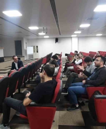 Başhekim Ergenç, yeni atanan acil uzmanları ve pratisyen hekimlerle bir araya geldi