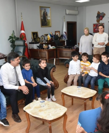 Başkan Durgut’a miniklerden çiçek buketi