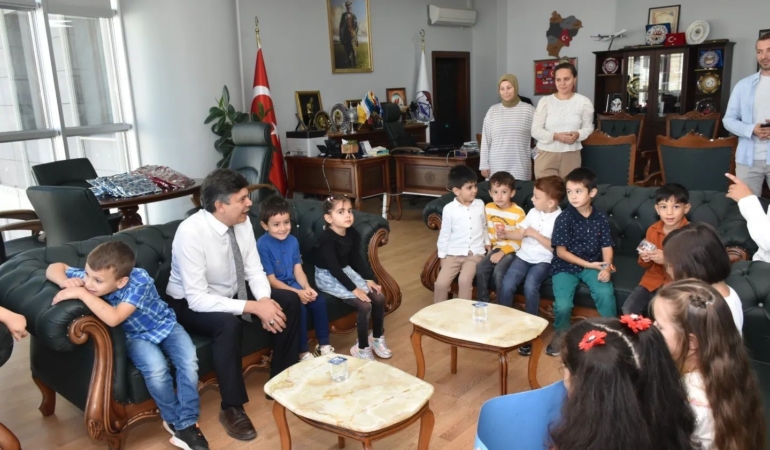 Başkan Durgut’a miniklerden çiçek buketi