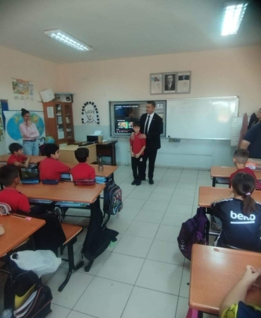 Başkan seçilen öğrenci belediye başkanını sınıfa getirdi