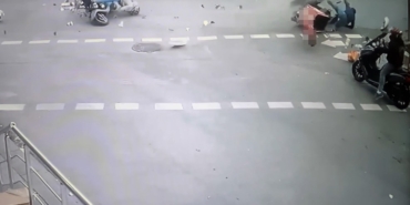 Bayrampaşa’da iki motosikletli çarpıştı: Feci kaza kameraya yansıdı