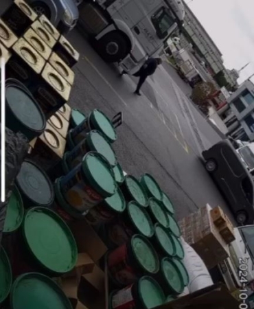 Bayrampaşa’da yolun karşısına geçmeye çalışan adamı kamyon ezdi