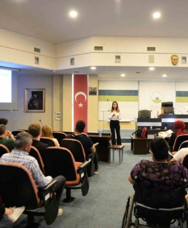 Belediye personeline sağlıklı beslenme ve ofis ergonomisi eğitimi