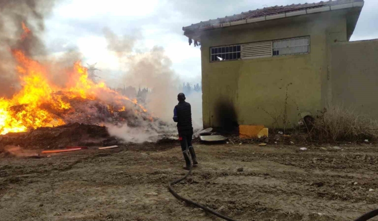 Belediyenin moloz depolama alanında yangın
