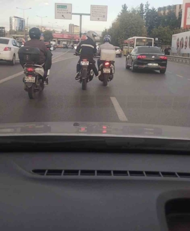 Benzini biten motosikletlinin yardımına başka bir motosiklet sürücüsü koştu