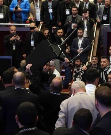 Beşiktaş kongresinde kavga çıktı, sandalyeler havada uçuştu