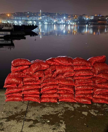 Beyoğlu’nda 75 çuval kaçak midye ele geçirildi