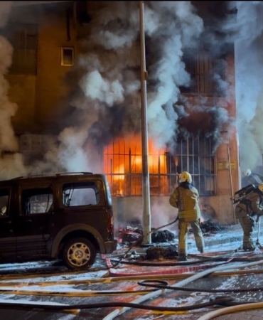 Beyoğlu’nda yatak imalathanesi alev alev yandı