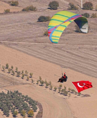 Bilecik’te 101 yamaç paraşütçüsünden ’Ata’ya Saygı Uçuşu’