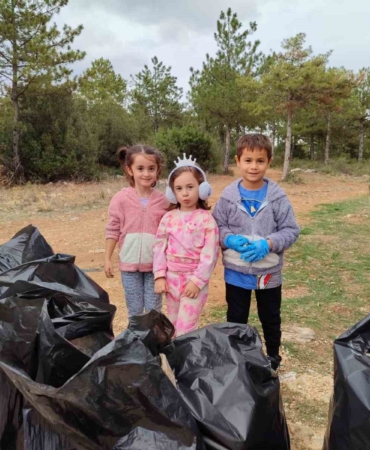 Bilecik’te bir site sakinleri çevre temizliğinde 30 poşet çöp topladı