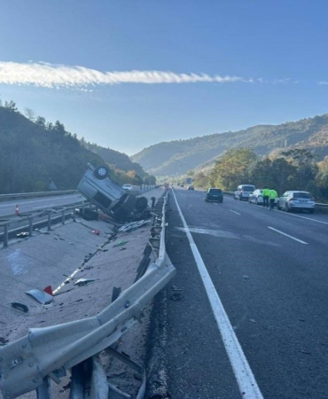 Bilecik’te kontrolden çıkan otomobil orta refüje çarparak takla attı