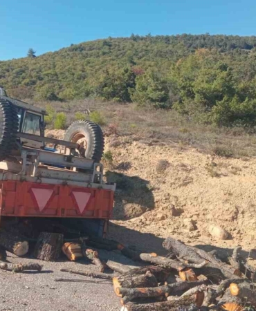 Bilecik’te seyir halindeki traktör römorku devrilirken, sürücüsü yaralandı