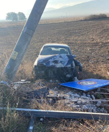 Bilecik’te tarlaya uçan araç hem elektrik direğine hem de hız sınırı tabelasına çarparak durabildi