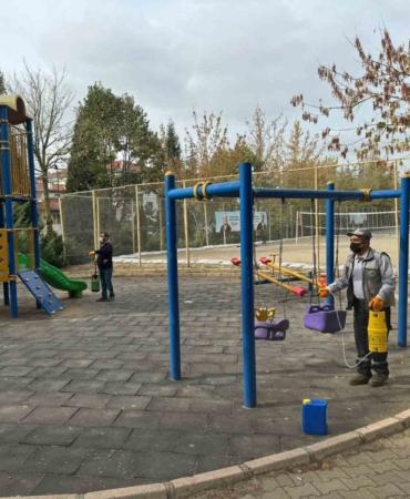 Bozüyük’te çocuk parkları dezenfekte  ediliyor