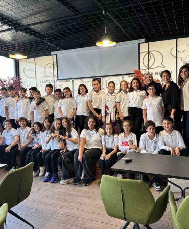 Bu kafede İngilizce öğreniyorlar