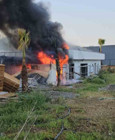Bungalov tesislerinin yanında yapımı devam eden restoran alevlere teslim oldu