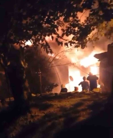 Bursa’da 3 ev alevlere teslim oldu