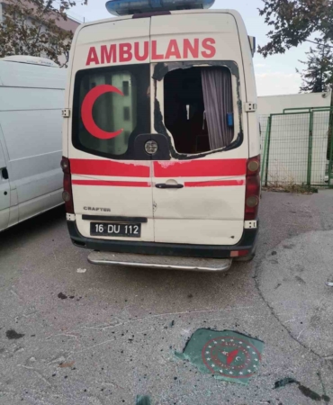 Bursa’da akılalmaz olay : Hastaneye ait ambulansın ve güvenlik kulübesinin camlarını kırdılar