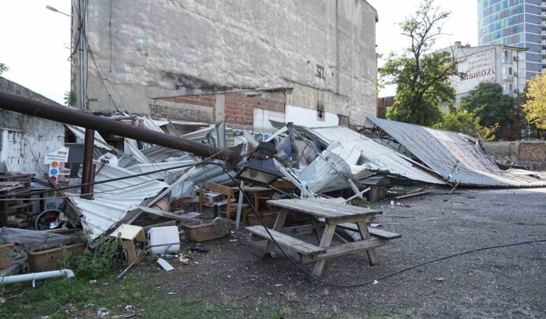 Bursa’da arsa sahibi kiracısının dükkanına ekskavatörle daldı