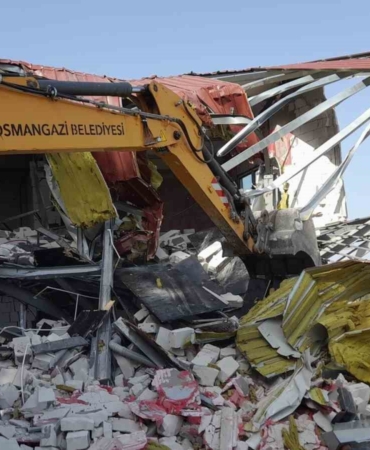 Bursa’da kaçak villa yıkıldı