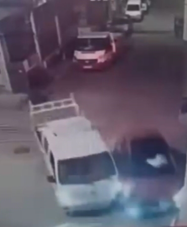 Bursa’da kamyonet ile otomobilin çarpıştığı kaza kamerada