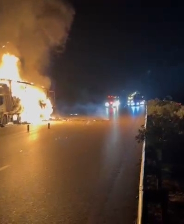 Bursa’da kargo yüklü tır, alev alev yandı