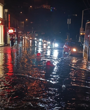 Bursa’da sağanak cadde ve sokakları göle çevirdi