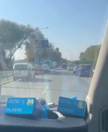 Bursa’da sürücülerin ’fermuar yöntemi’yle ambulansa yol vermesi kamerada