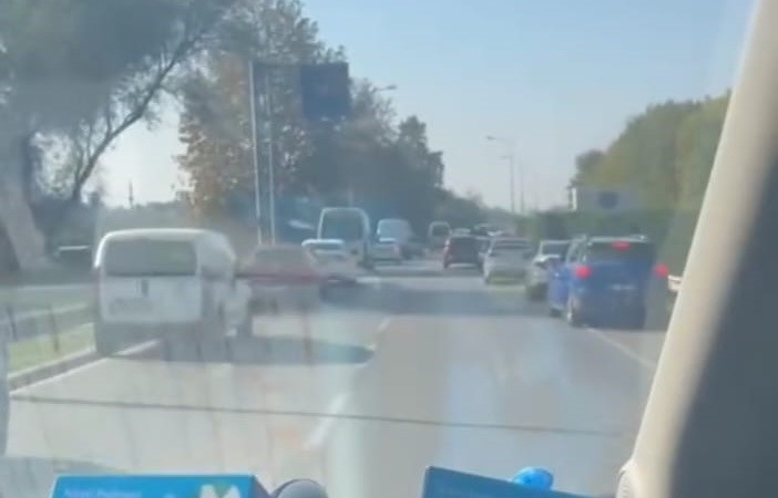 Bursa’da sürücülerin ’fermuar yöntemi’yle ambulansa yol vermesi kamerada