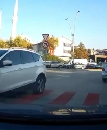 Bursa’da ters yönde ilerleyen otomobil kamerada