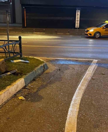 Bursa’da ticari taksi ile motosiklet çarpıştı: 1’i ağır 2 yaralı