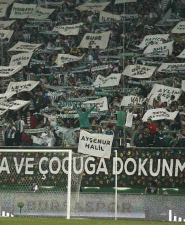 Bursaspor taraftarları öldürülen kadınların isimleri yazılı pankart açtı