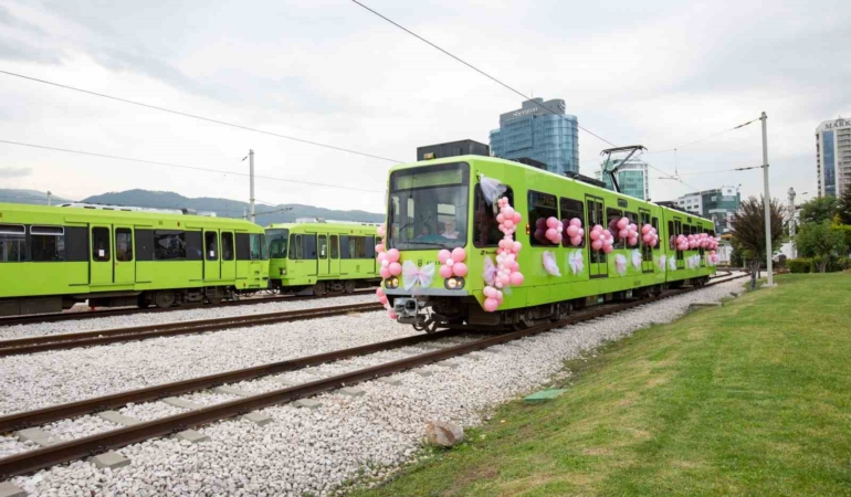 BURULAŞ’ta pembe balonlar gökyüzüne bırakıldı