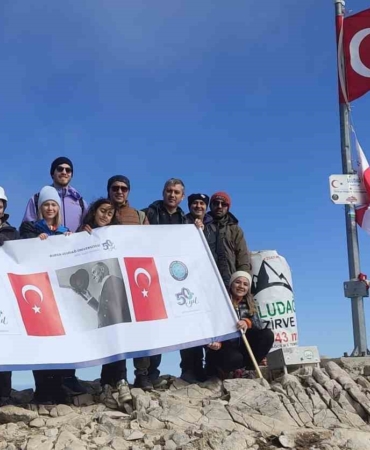 BUÜ Uludağ’ın zirvesinde Cumhuriyet Bayramı’nı kutladı