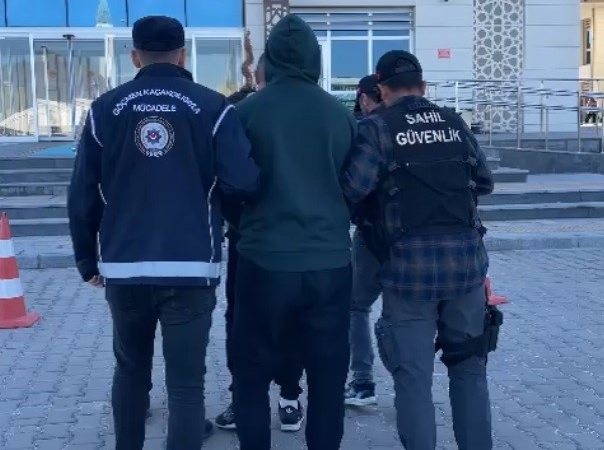 Çanakkale’de göçmen kaçakçılığı operasyonu: 79 kaçak göçmen ile 2 organizatör yakalandı