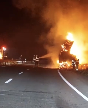 Çanakkale’de saman yüklü tır yandı