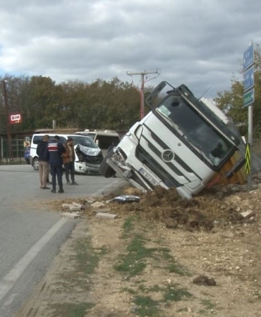 Çatalca’da minibüsle çarpışan hafriyat kamyonu devrildi: 1 yaralı