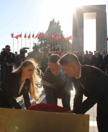 CHP Genel Başkanı Özel, Şehitler Abidesinde Atatürk Anıtına çelenk bıraktı