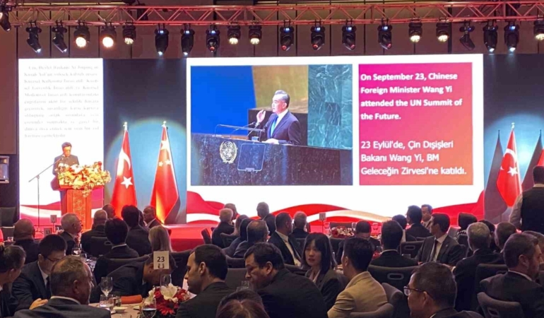 Çin’in 75. kuruluş yıl dönümü İstanbul’da ‘Gül Döktüm Yollarına’ şarkısıyla kutlandı