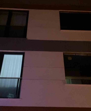 Çocuklar çakmakla oynarken evi yaktı