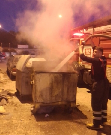 Çöp konteynırında çıkan yangın itfaiye ekiplerince söndürüldü