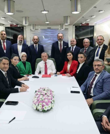 Cumhurbaşkanı Erdoğan: "Genel başkan yardımcılarında bazı değişiklikler olabileceği gibi aynı şekilde kabinede de duruma göre değerlendirmelerimizi yaparız"